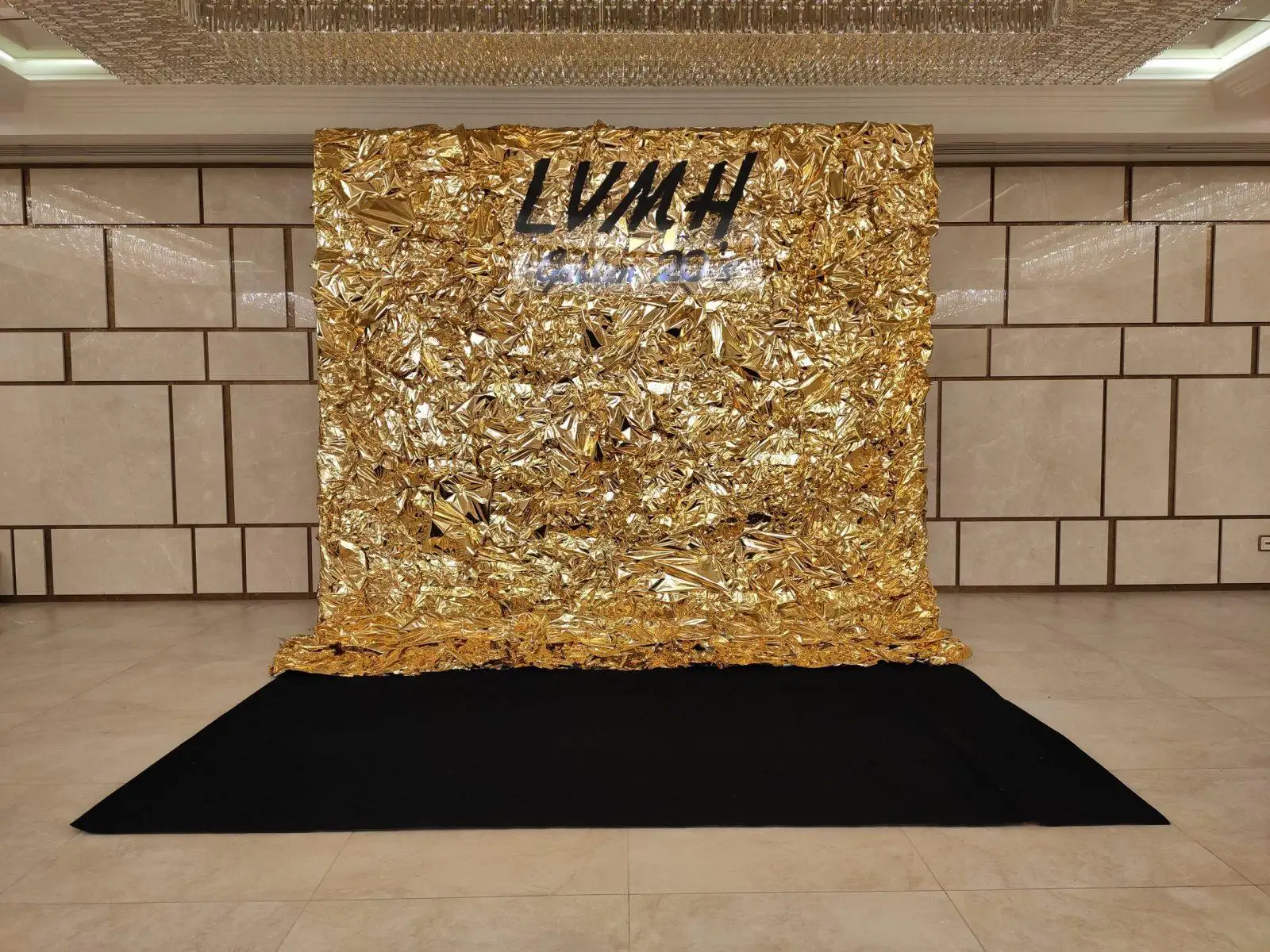 Фольгированный стенд золотого цвета