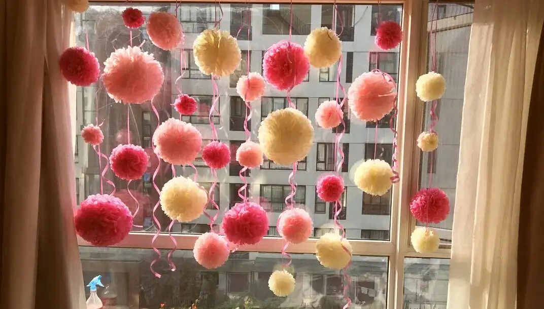 Помпоны из ткани розового цвета для подвесного декора