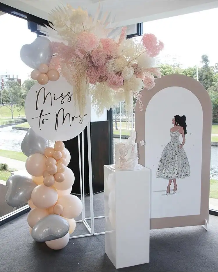 Красивая свадебная фотозона с цветочной аркой и неоновой надписью