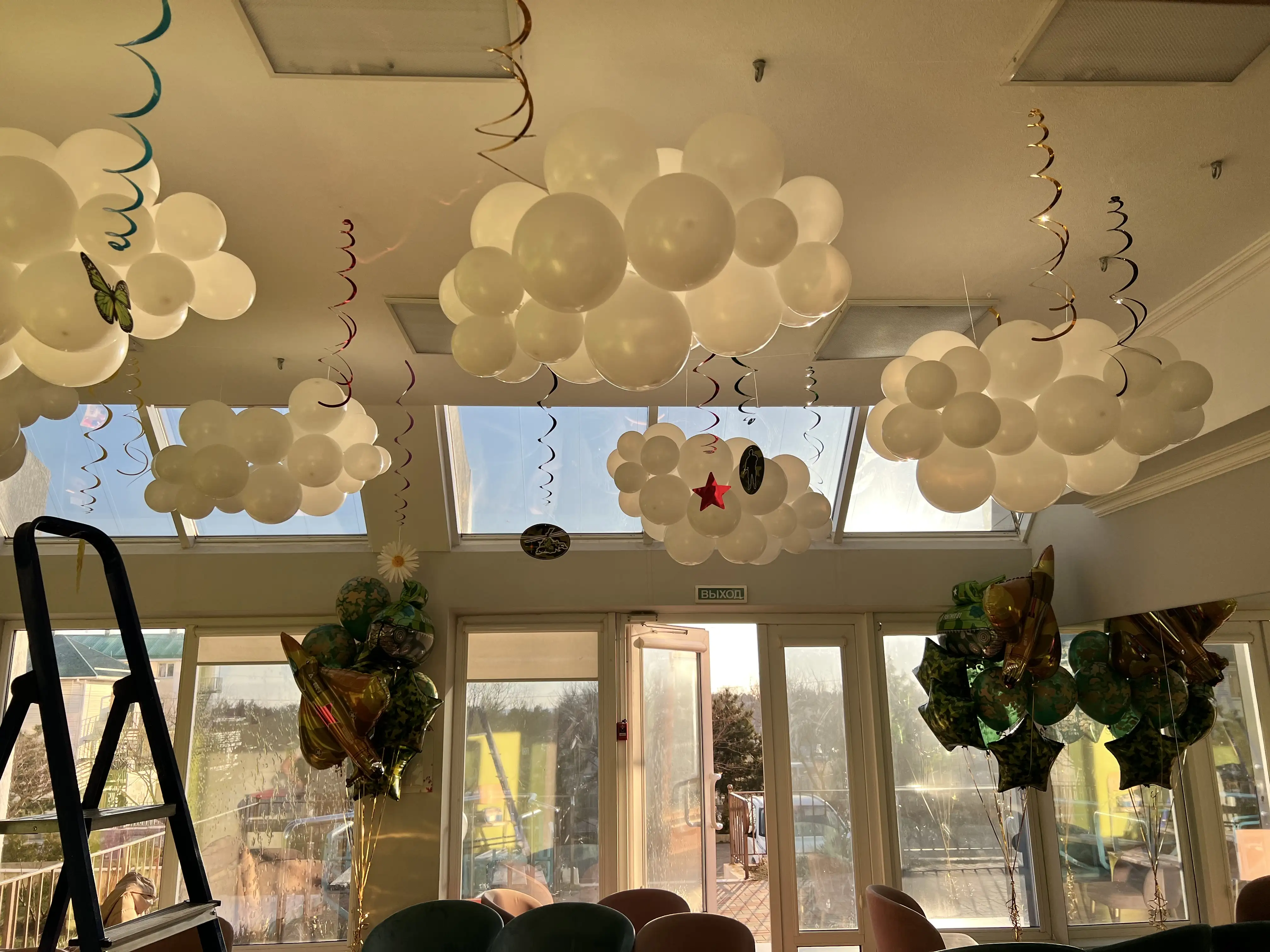 Пример оформления мероприятия: воздушные шары и цветы