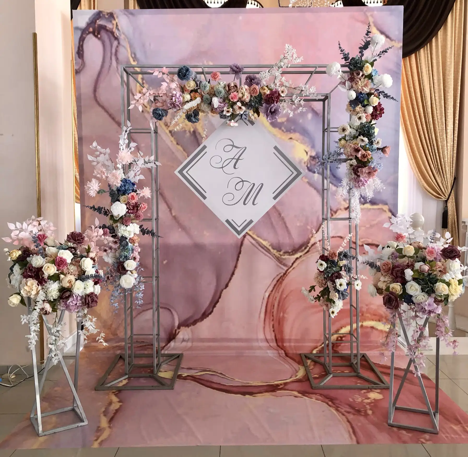 Элегантное оформление свадебного президиума с цветами и свечами